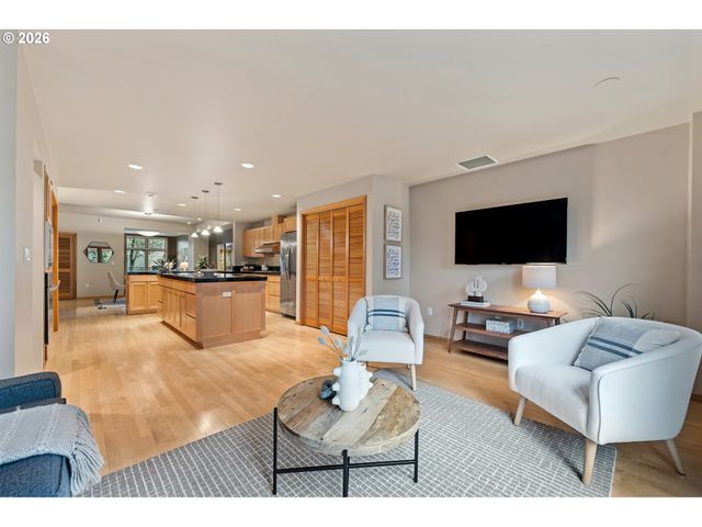 2419 Nw THURMAN St, Portland, OR 97210