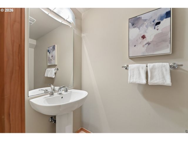 2419 Nw THURMAN St, Portland, OR 97210