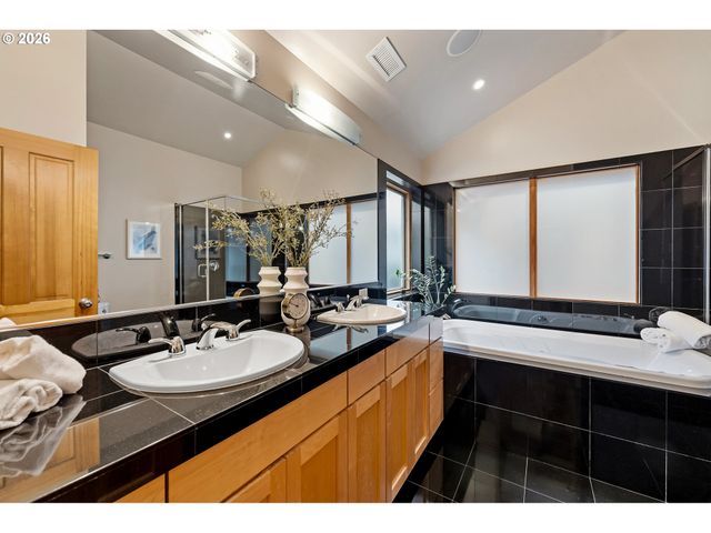 2419 Nw THURMAN St, Portland, OR 97210