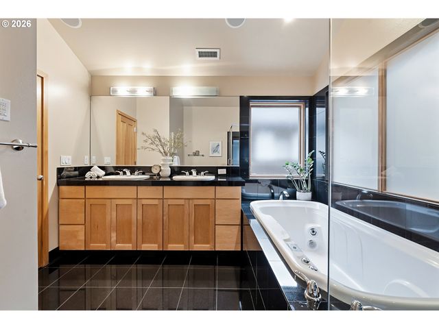 2419 Nw THURMAN St, Portland, OR 97210