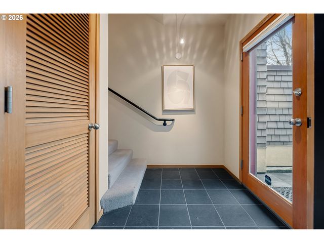 2419 Nw THURMAN St, Portland, OR 97210