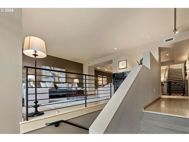 2419 Nw THURMAN St, Portland, OR 97210