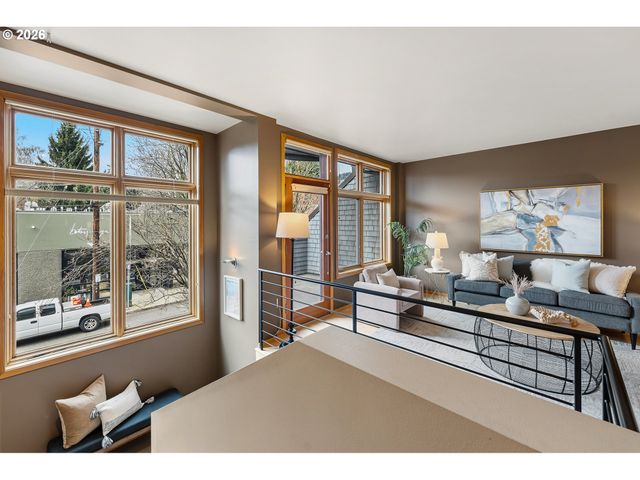 2419 Nw THURMAN St, Portland, OR 97210