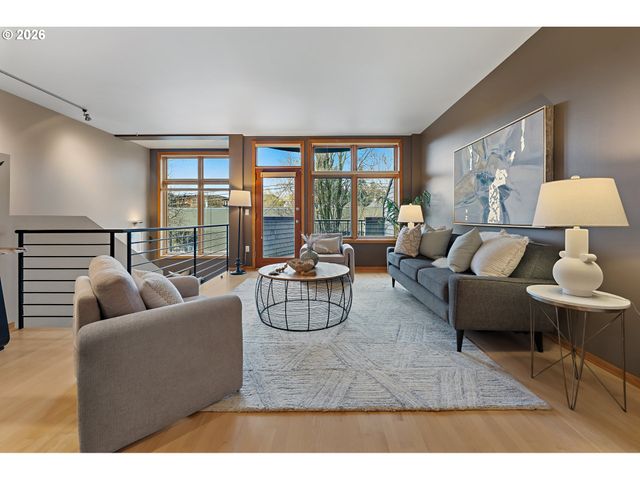 2419 Nw THURMAN St, Portland, OR 97210