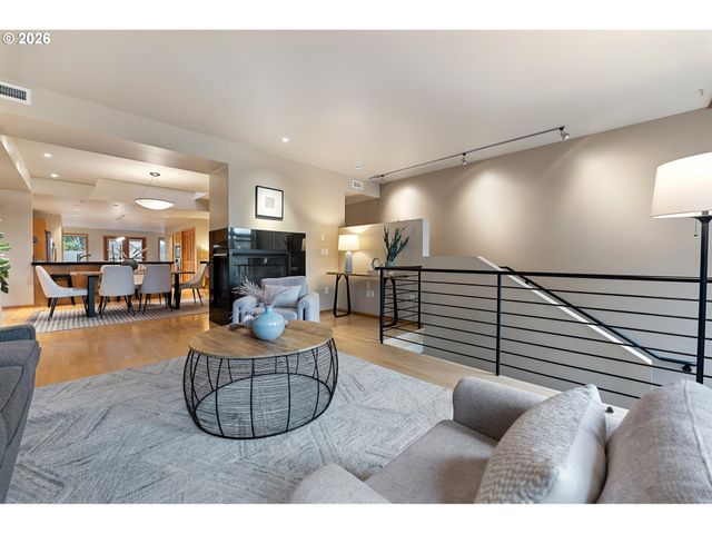 2419 Nw THURMAN St, Portland, OR 97210