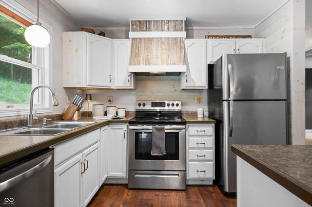 2886 S Whitehorse Road, Nashville, IN 47448