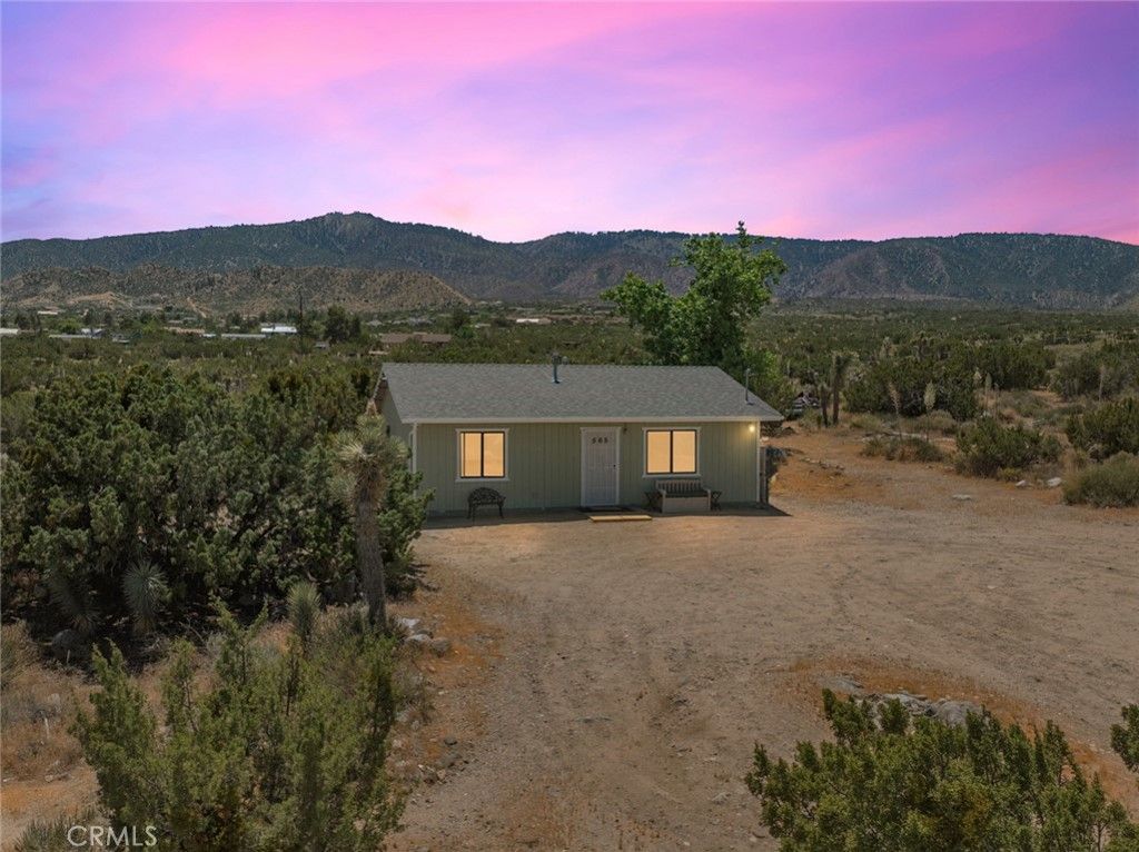 Image 21 of property listing at 565 Juniper, Pinon Hills, CA 92372