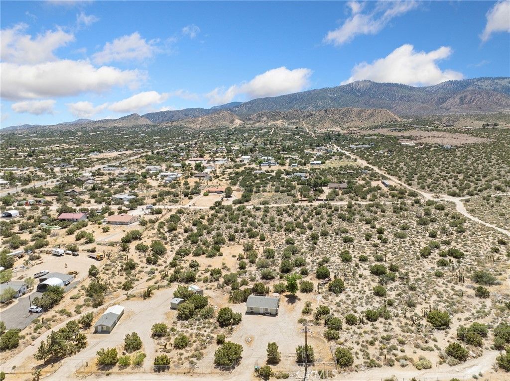 Image 25 of property listing at 565 Juniper, Pinon Hills, CA 92372