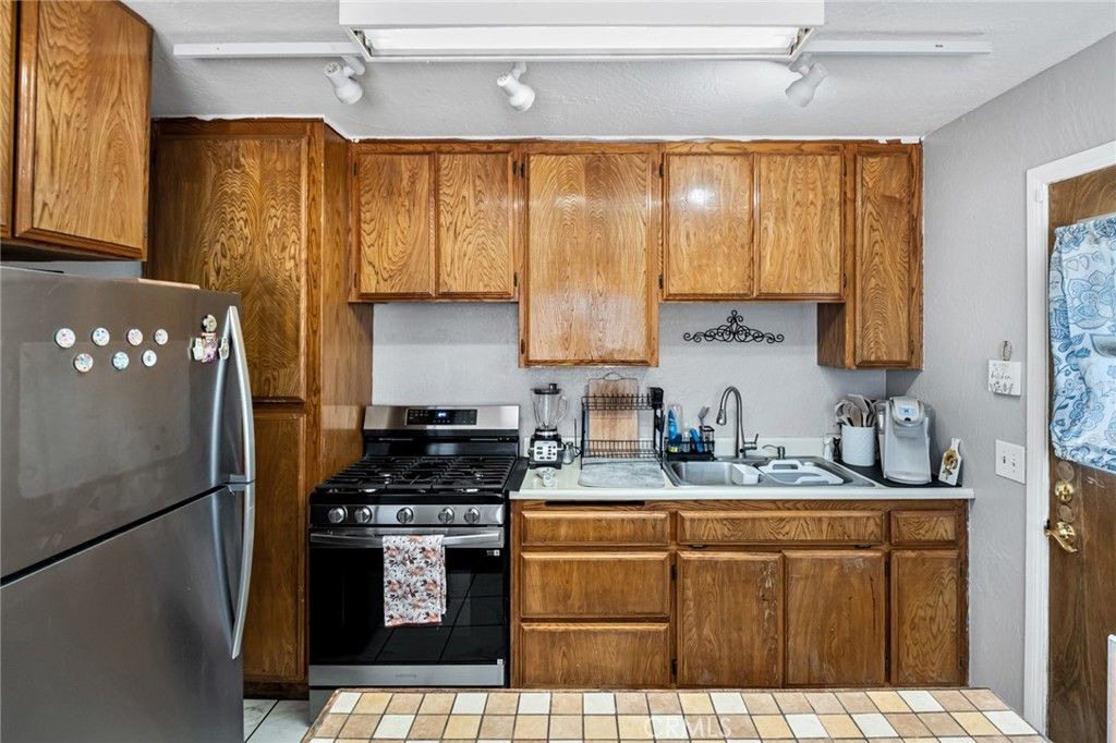 Image 5 of property listing at 565 Juniper, Pinon Hills, CA 92372