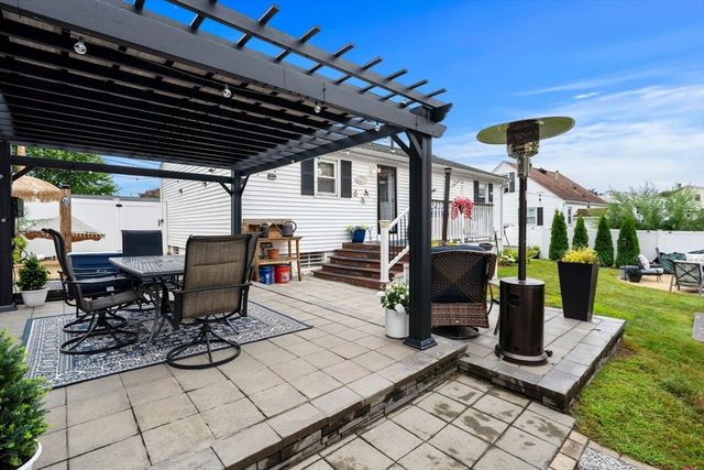 6 Haskell Pl, Peabody, MA 01960