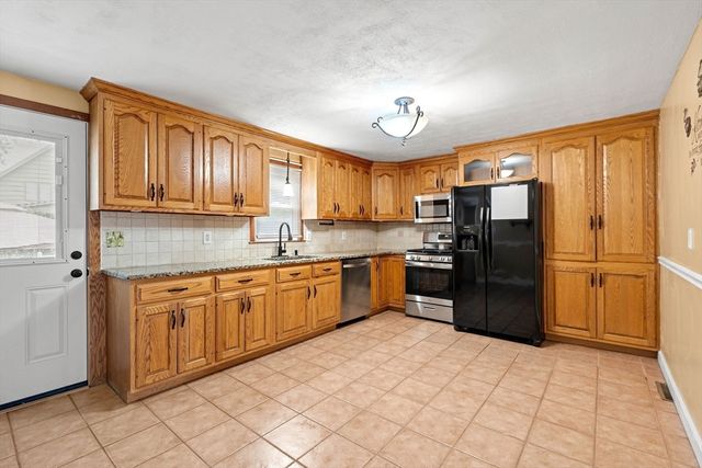 6 Haskell Pl, Peabody, MA 01960