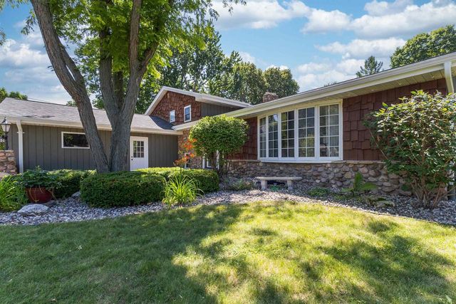 1919 BROOKFIELD DRIVE, Neenah, WI 54956