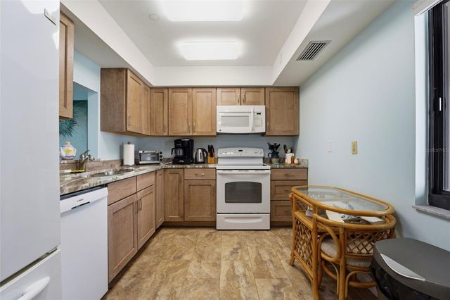 820 CAPRI ISLES BOULEVARD 202, Venice, FL 34292