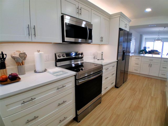19 WHISPERING SANDS DRIVE 401, Sarasota, FL 34242
