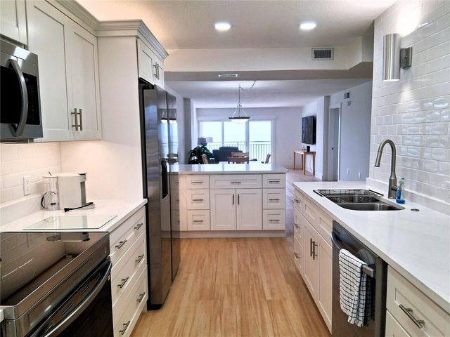 19 WHISPERING SANDS DRIVE 401, Sarasota, FL 34242