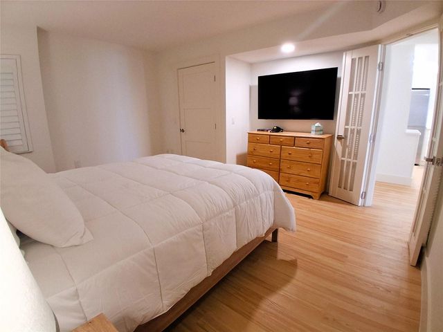 19 WHISPERING SANDS DRIVE 401, Sarasota, FL 34242