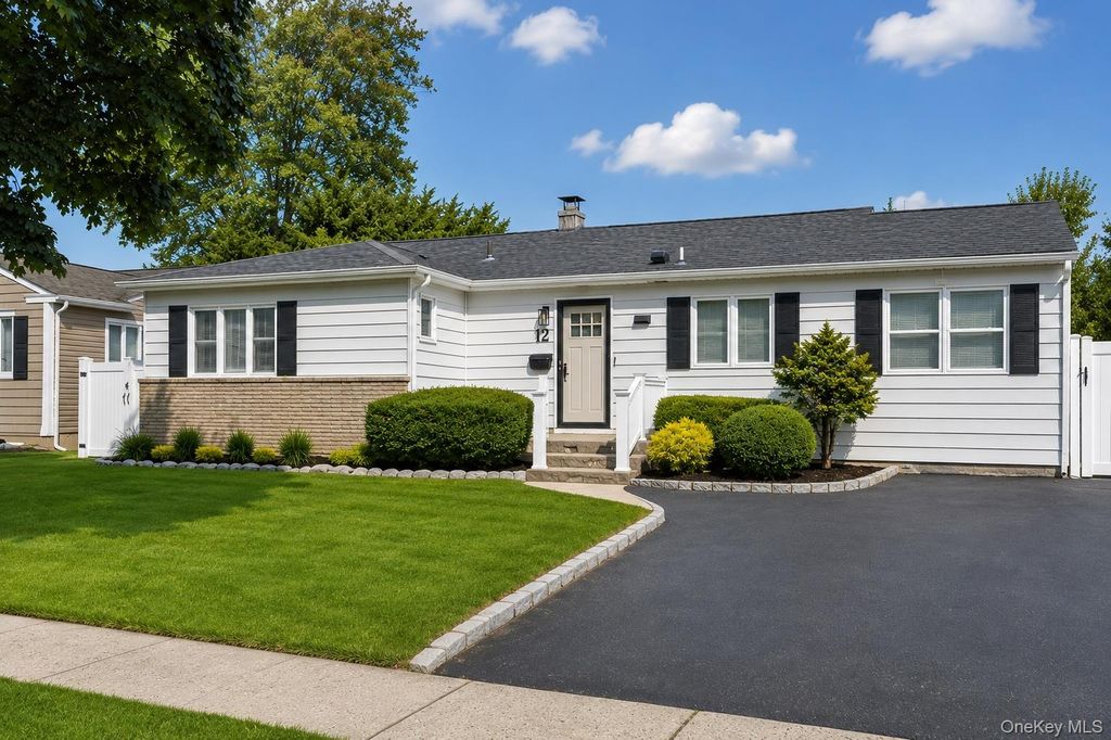 12 Lillian Lane, Plainview, NY 11803 — exterior