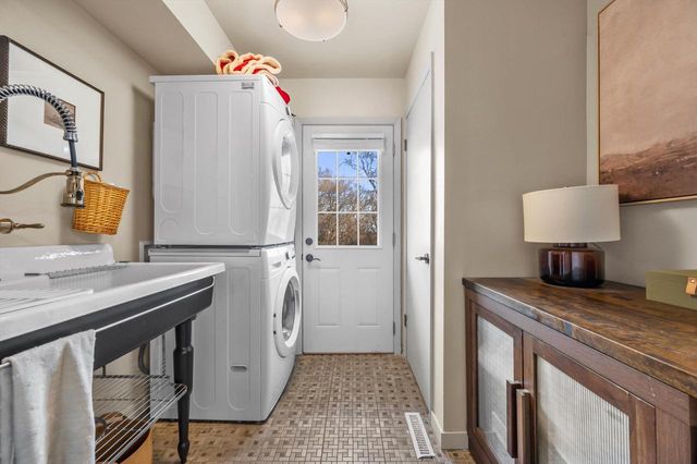 W341N6716 Lancelot DRIVE, Oconomowoc, WI 53066