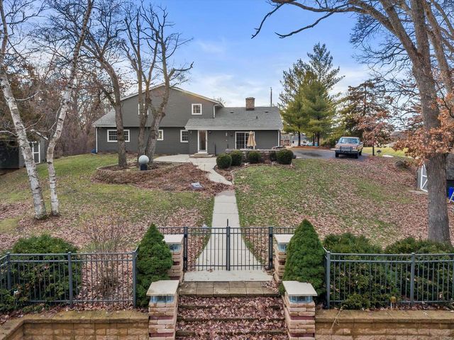 W341N6716 Lancelot DRIVE, Oconomowoc, WI 53066