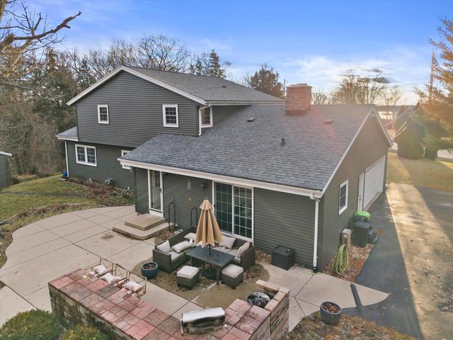 W341N6716 Lancelot DRIVE, Oconomowoc, WI 53066