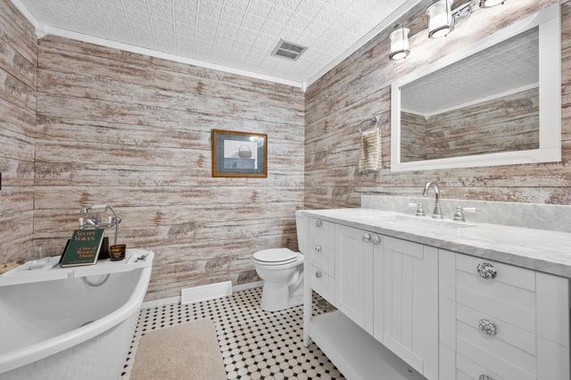 W341N6716 Lancelot DRIVE, Oconomowoc, WI 53066