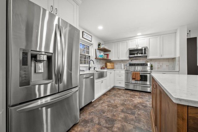 W341N6716 Lancelot DRIVE, Oconomowoc, WI 53066