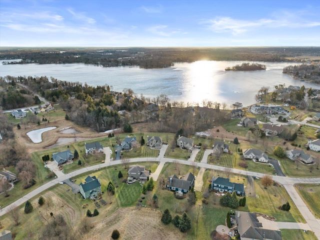 W341N6716 Lancelot DRIVE, Oconomowoc, WI 53066