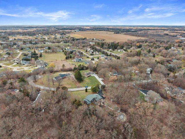 W341N6716 Lancelot DRIVE, Oconomowoc, WI 53066