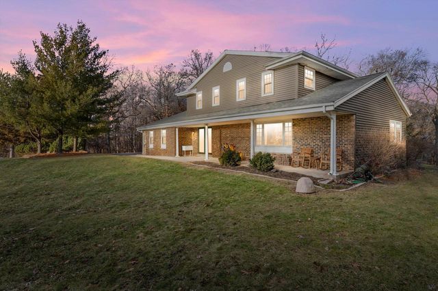 W341N6716 Lancelot DRIVE, Oconomowoc, WI 53066