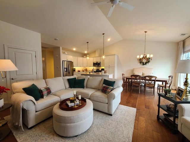 639 Cadence CIRCLE, Lake Geneva, WI 53147