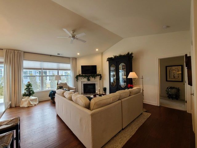 639 Cadence CIRCLE, Lake Geneva, WI 53147