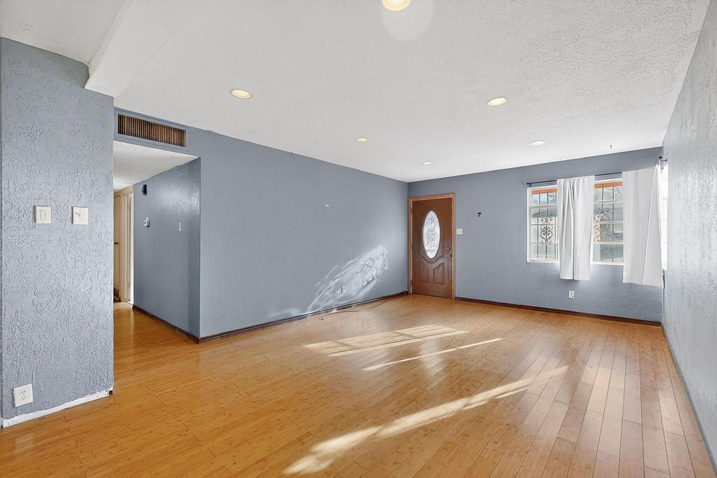 Image 5 of property listing at 2511 General Marshall Street NE, Albuquerque, NM 87112