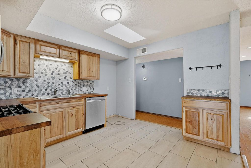 Image 9 of property listing at 2511 General Marshall Street NE, Albuquerque, NM 87112