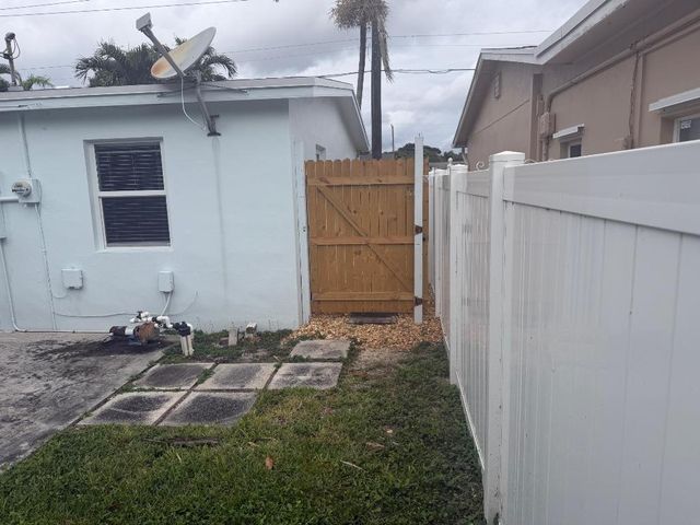 620 W Bloxham Street, Lantana, FL 33462