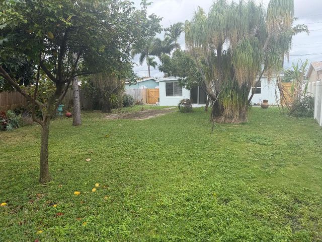 620 W Bloxham Street, Lantana, FL 33462