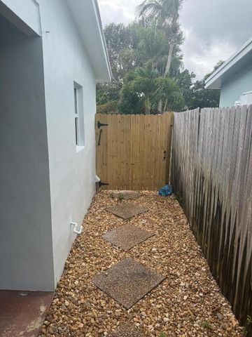 620 W Bloxham Street, Lantana, FL 33462