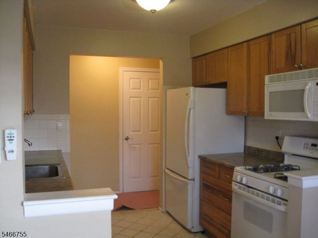 1300 Rock Ave J5, North Plainfield Boro, NJ 07060 — photo 2