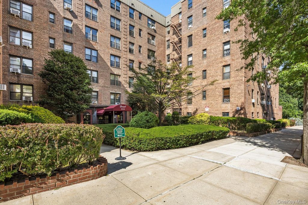 83-25 98 Street 4L, Woodhaven, NY 11421
