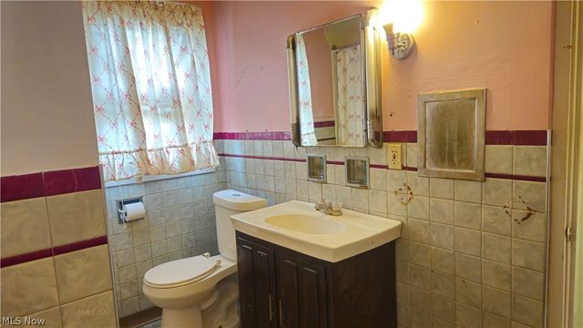 387 E York Street, Akron, OH 44310
