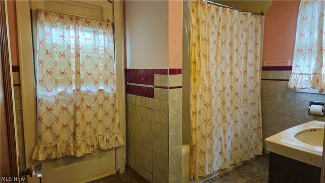 387 E York Street, Akron, OH 44310