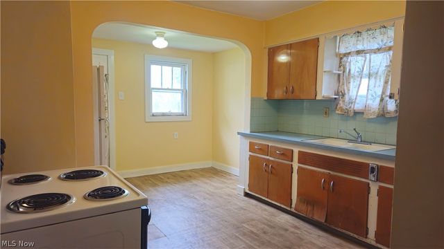387 E York Street, Akron, OH 44310