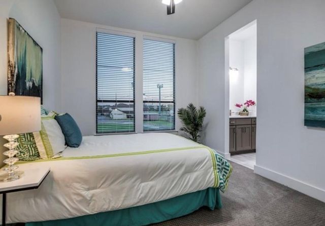 2043 Life Avenue, Dallas, TX 75212