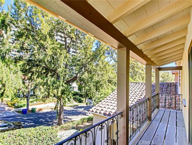 10563 Lindbrook Drive, Los Angeles, CA 90024