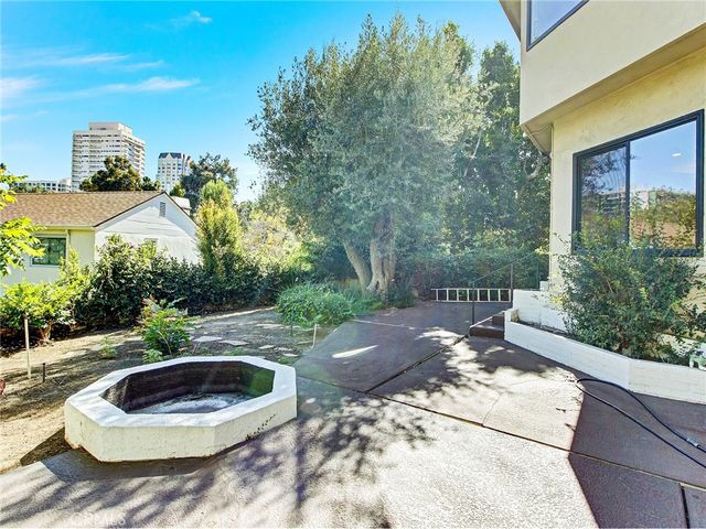 10563 Lindbrook Drive, Los Angeles, CA 90024