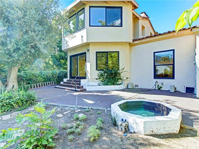 10563 Lindbrook Drive, Los Angeles, CA 90024