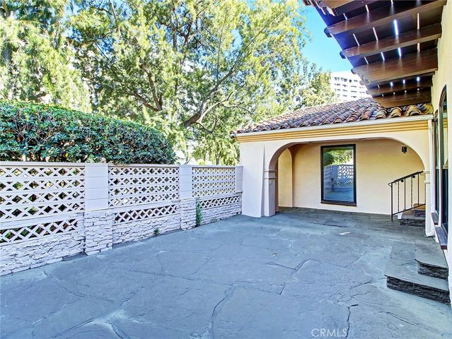 10563 Lindbrook Drive, Los Angeles, CA 90024