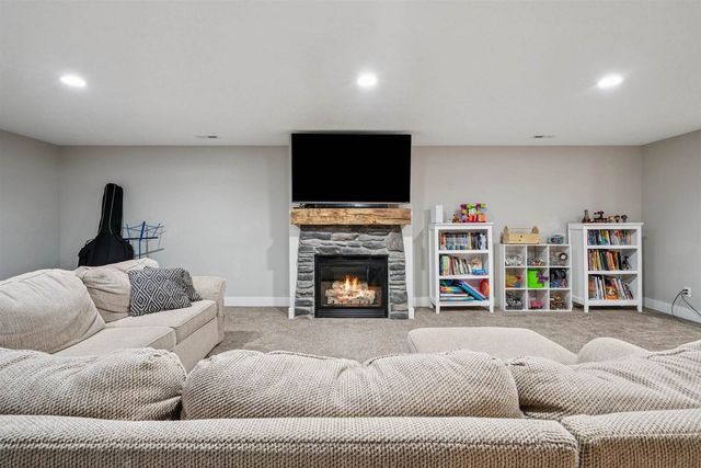 783 Sweet Wood Ln Lane, Blue Grass, IA 52726