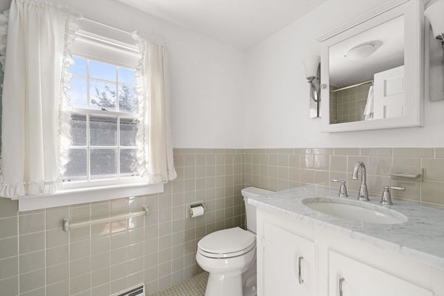 79 Bayberry Ln, Barnstable, MA 02630