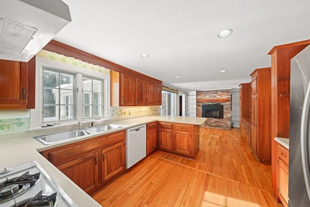 79 Bayberry Ln, Barnstable, MA 02630