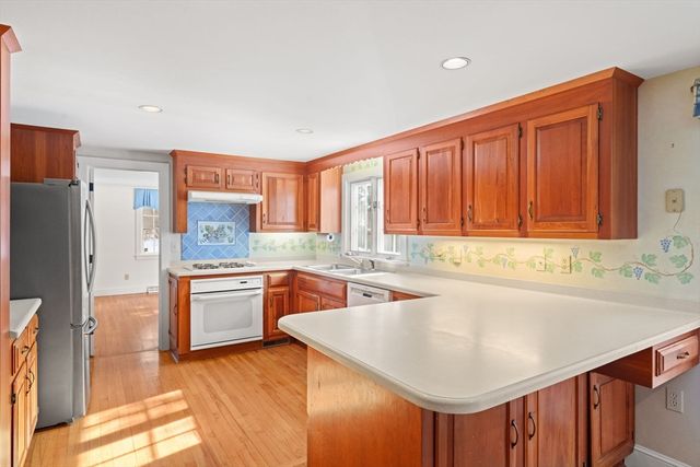 79 Bayberry Ln, Barnstable, MA 02630